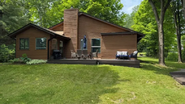 Tranquil waterfront cottage in Central Lake