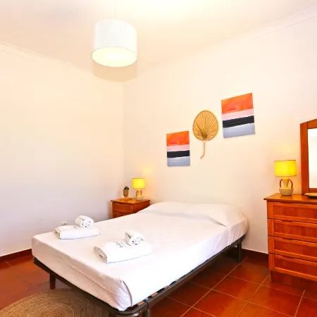 U 02 - Bedroom 2 in Casa Quinta Estação Отели рядом с достопримечательностью «Пляж Луш»