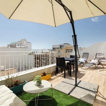 Sunlit Penthouse - 2 Terraces & Hot Tub