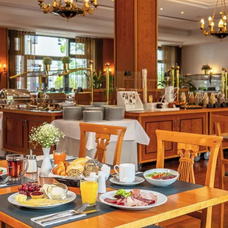 Victor's Residenz-Hotel Berlin Mitte Отели рядом с достопримечательностью «Культурный центр «Адмиралспаласт»»