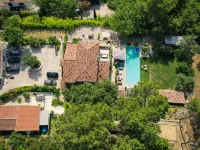 Detached 2-Bedroom House with Private Garden and Terrace. Quiet Location and Pool Hotels in Pertuis