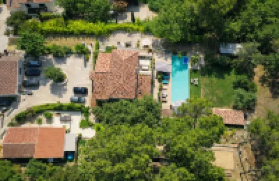 Detached 2-Bedroom House with Private Garden and Terrace. Quiet Location and Pool Hotels in Pertuis