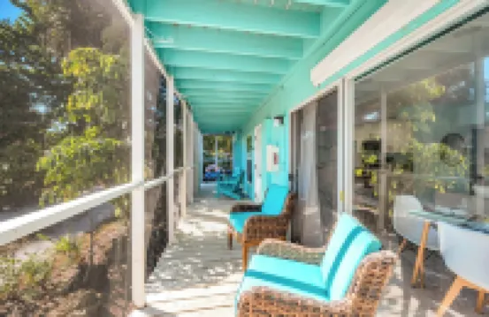 Seahorse Suites #5. Steps to Beach, Cafés , Shops!