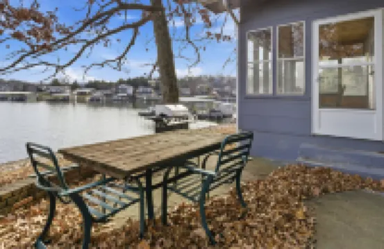 Charming & Cozy Waterfront Cabin at 21mm Near Shorty Pants