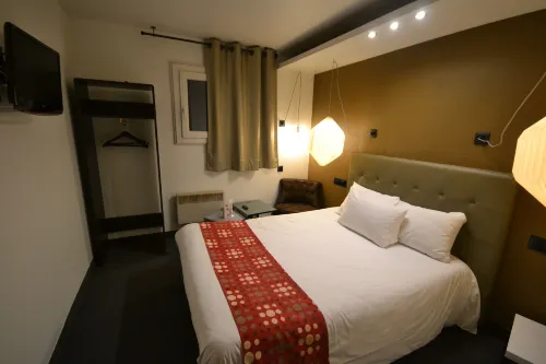 Brit Hotel Baillet-en-France - Airport Shuttle