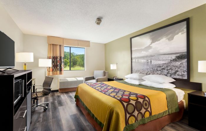 Super 8 by Wyndham Clinton