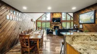 Sky View Chalet by AvantStay Stunning Interior Spacious Deck Hot Tub View