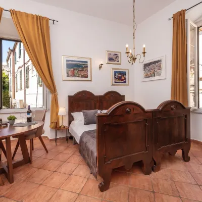 Amoret Apartments Hotel dekat Cathedral of the Assumption of the Virgin Treasury