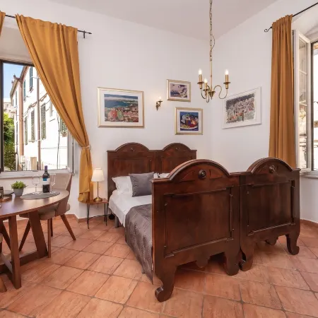 Amoret Apartments
