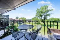 Modern Lake Geneva Condo With Pool and Patio - 4-stjärniga