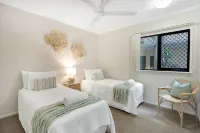 Spacious Retreat With Courtyard Resort Pool - Homestays