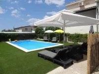 Ilsad Apartments. Apartment with Pool 80 Meters from Sea. Great Location - Homestays