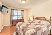 Home w/ Community Pool - 2 Miles to the Island! - Country Houses