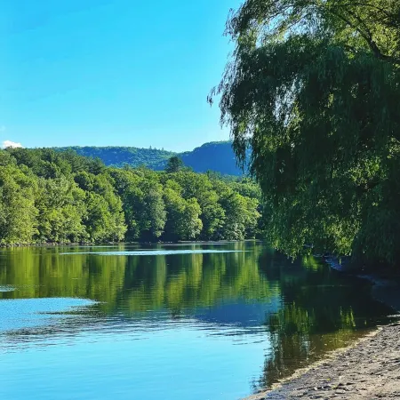 3 Bedroom Chic Condo - Community Pool and Tennis - 1 Mile to Mount Snow