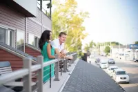 Riverhouse Inn on Water Street - parking