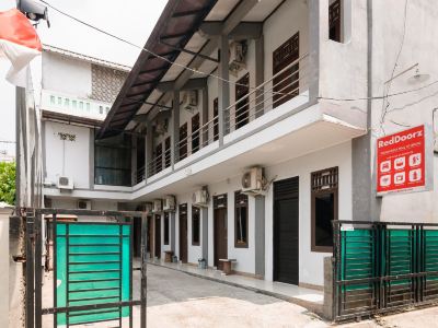 RedDoorz Syariah near Mall Of Serang