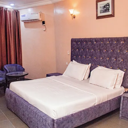 Dees Hotels, Apartments and Suites