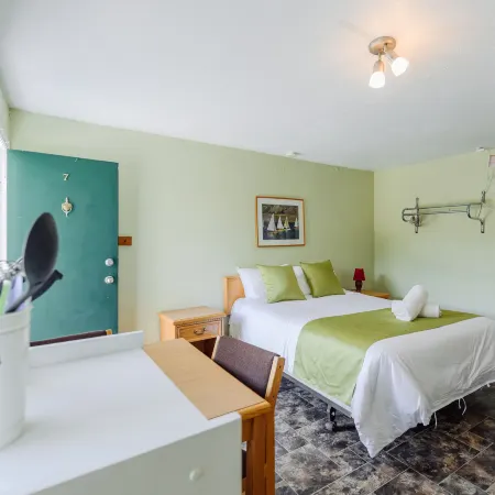 Lakeside Studio at Green Gables w/Beach Access