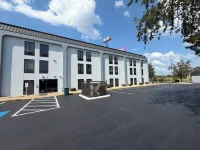 Spark by Hilton Franklin - Parkplatz