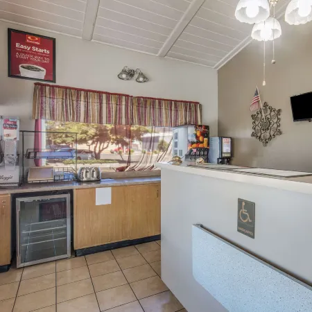 Econo Lodge Inn & Suites