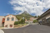 Domaine des Gueules Cassees Hotels in La Garde