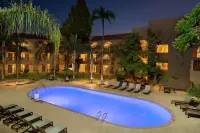 Embassy Suites by Hilton Phoenix Tempe - مسبح