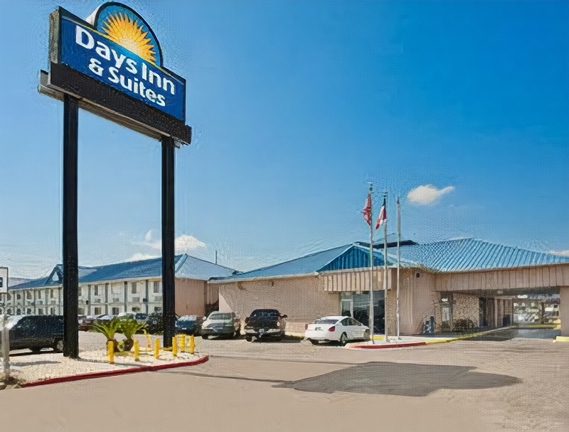 Days Inn & Suites by Wyndham Laredo