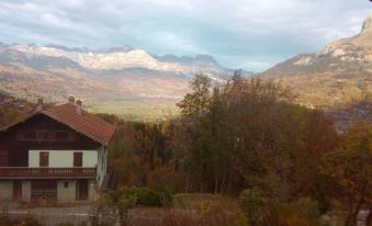 St Gervais, Home with A View. Dble Bedroom; Child Bed. Pkg. Central Quiet Venue