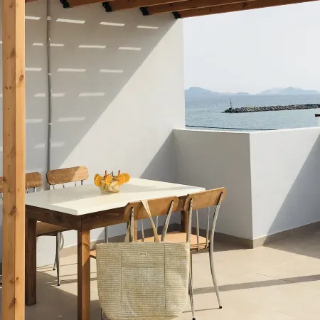 Fotaki's Home - Comfortable Newbuilt 2 Bedroom Home, 20 Meters from the Sea