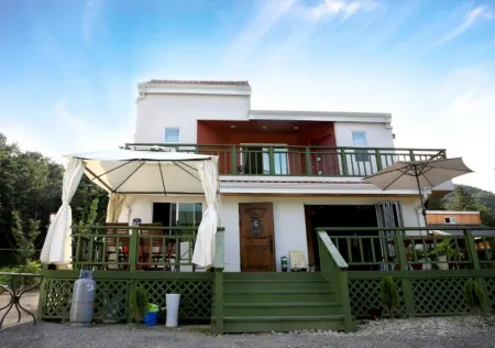 Mungyeong Jorba House Pension Отели рядом с достопримечательностью «Mungyeong Saejae»