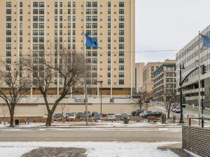 Frontdesk Flashcube Apts Downtown Kansas City