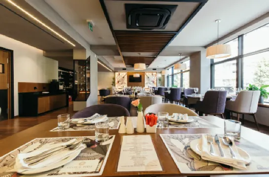 Central Point hotel Отели рядом с достопримечательностью «Церковь Святого Марка»