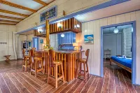Cosmic Crab Resort Hotels in Isla Carenero