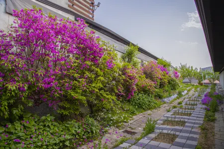 Eumseong Black and White