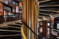 The WB Abu Dhabi Hotel, Curio Collection by Hilton - ที่มีที่จอดรถ