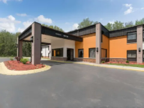 Quality Inn & Suites Hotels in Portage