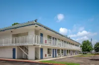 Motel 6 Conroe, TX - Pools