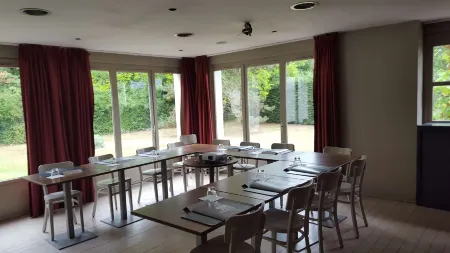 Kyriad Chantilly Отели рядом со станцией Chantilly-Gouvieux