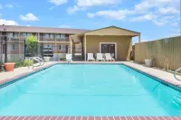 Super 8 by Wyndham Temple S. General Bruce - Pools
