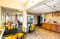 Econo Lodge - breakfast