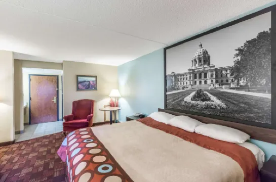 盧韋恩I-90温德姆速8酒店 羅克縣酒店