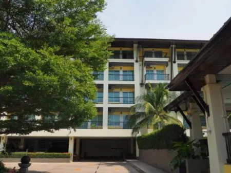 Sakorn Residence and Hotel Отели рядом с достопримечательностью «Huaykaew Road»