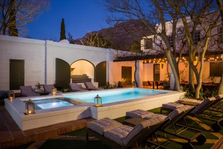 Akademie Street Boutique Hotel Отели рядом с достопримечательностью «First South African Perfume Museum»