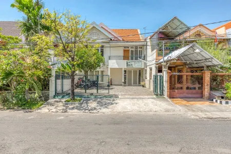 RedDoorz Near Untag Surabaya Отели в г. Sukolilo