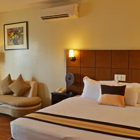The Pinnacle Hotel and Suites