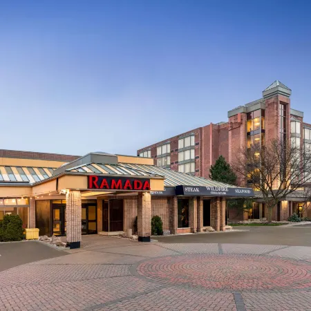Ramada Plaza by Wyndham Niagara Falls Отели рядом с достопримечательностью «Ландис-Лейн»