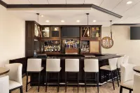 DoubleTree by Hilton New Orleans Airport - bar