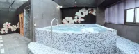 The HO Hotel - Hot Tub