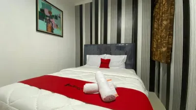 RedDoorz Plus @ Rawamangun Hotels near Kalbis Institute