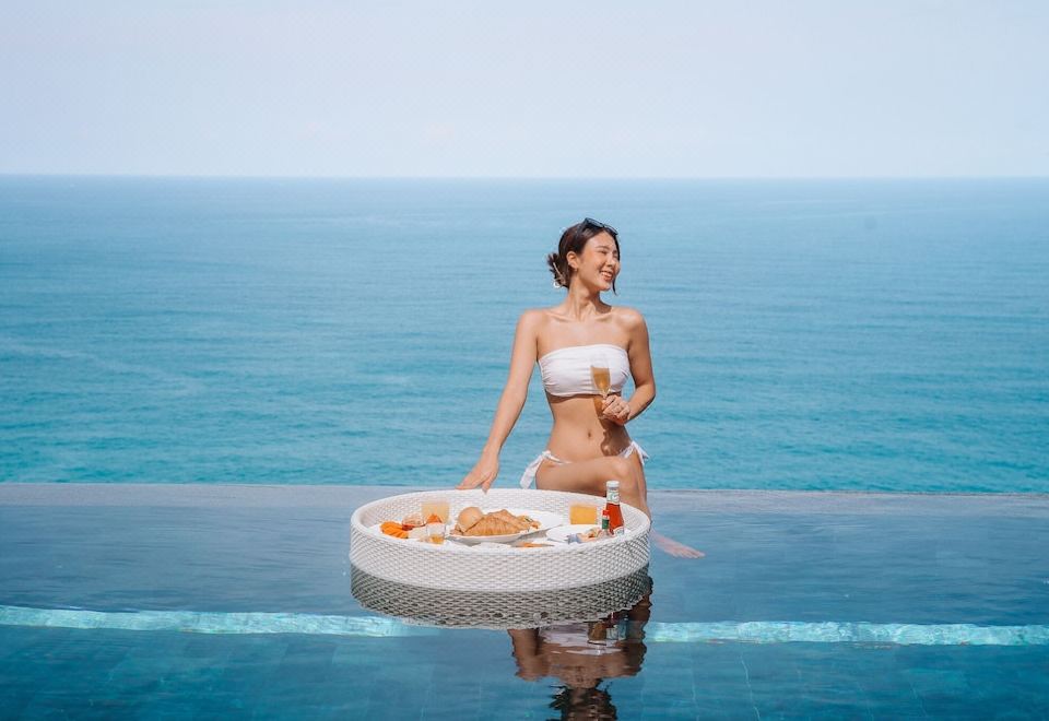 더 쇼어 앳 카타타니의 아름다운 인피니티 풀